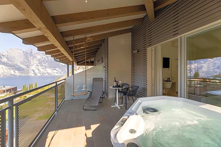 Hi Hotels Torbole - Heated Outdoor Pool & Spa