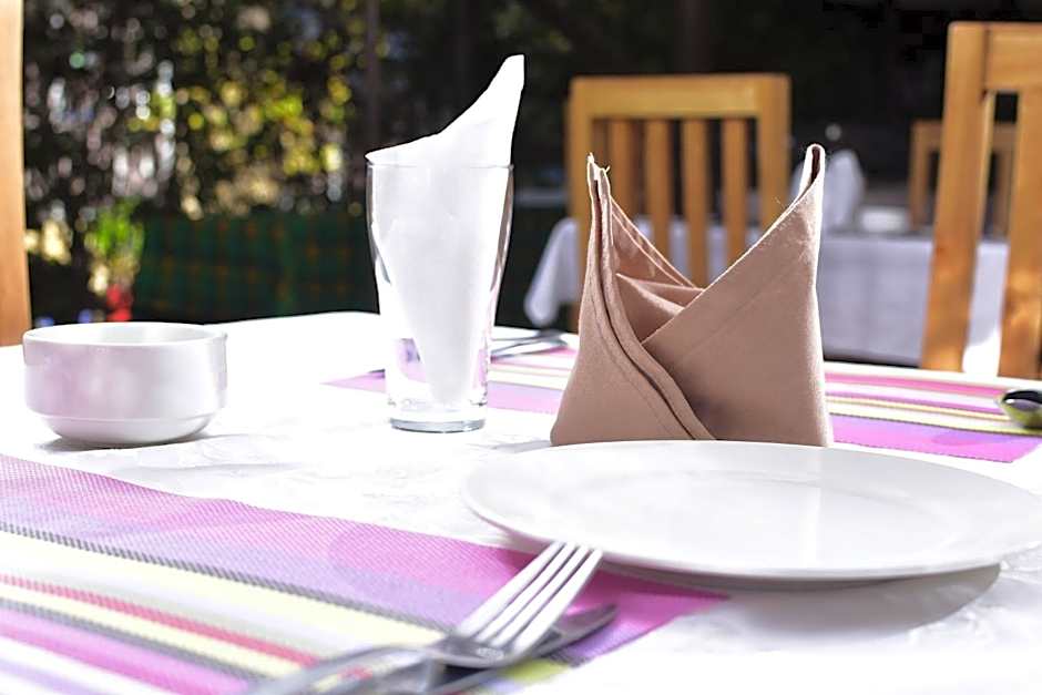 Mzunguu Safari Lodge