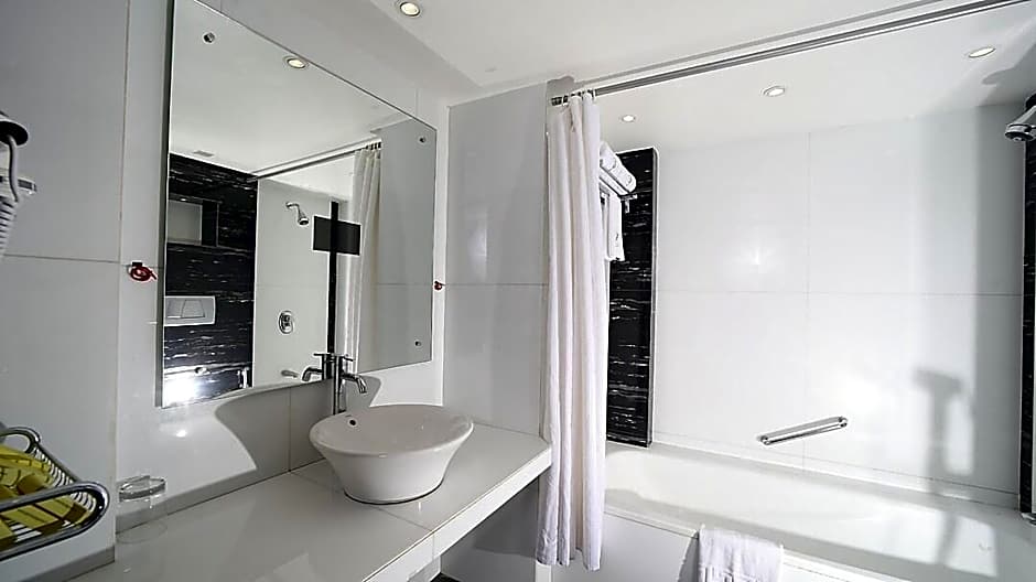 HOTEL PENINSULA GRAND