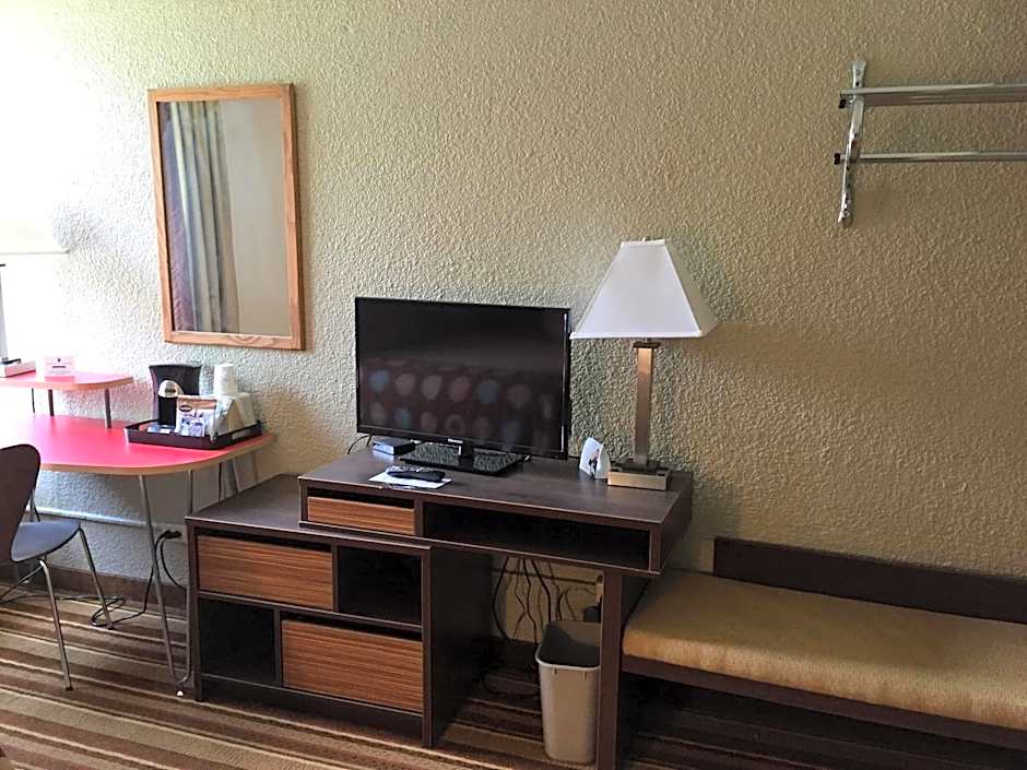 Super 8 by Wyndham Redfield