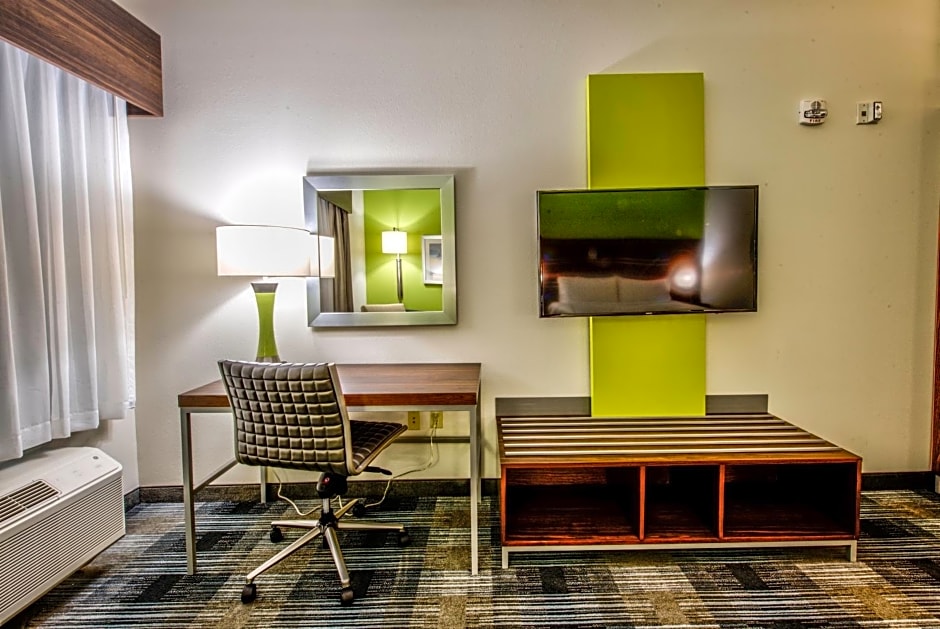 Holiday Inn Express & Suites - Farmers Branch, an IHG Hotel