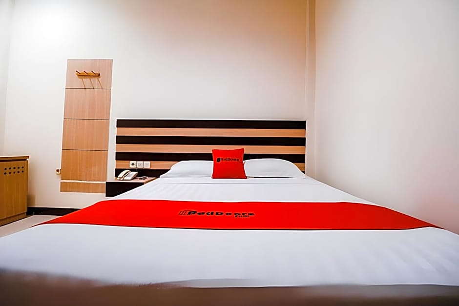 Reddoorz Plus near Makassar Town Square