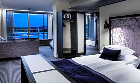 SUITE-1 KING BED,NSMK,DESUIT,LAKEVW,FREEI,FULL BREAKFAST