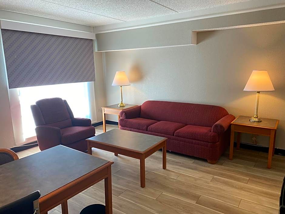 Days Inn & Suites by Wyndham Arlington Heights