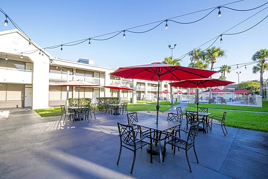 Disney 12 minutes for family, Pool and parking FREE