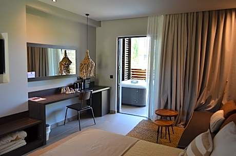 Suite with Jacuzzi Garden View