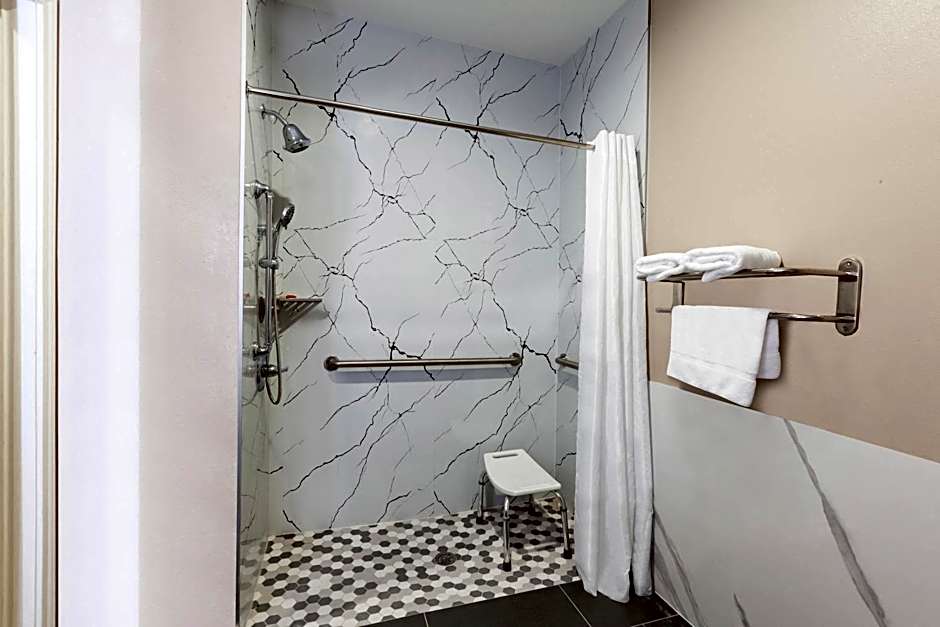 Super 8 by Wyndham Kingwood Houston North