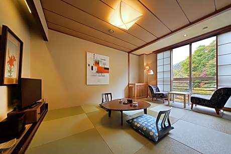 Japanese-Style Quadruple Room with Shared Bathroom and Mountain View