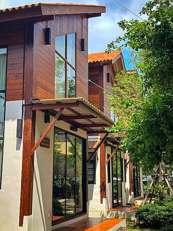 Baanrongmai Canal Front Cafe & Homestay 