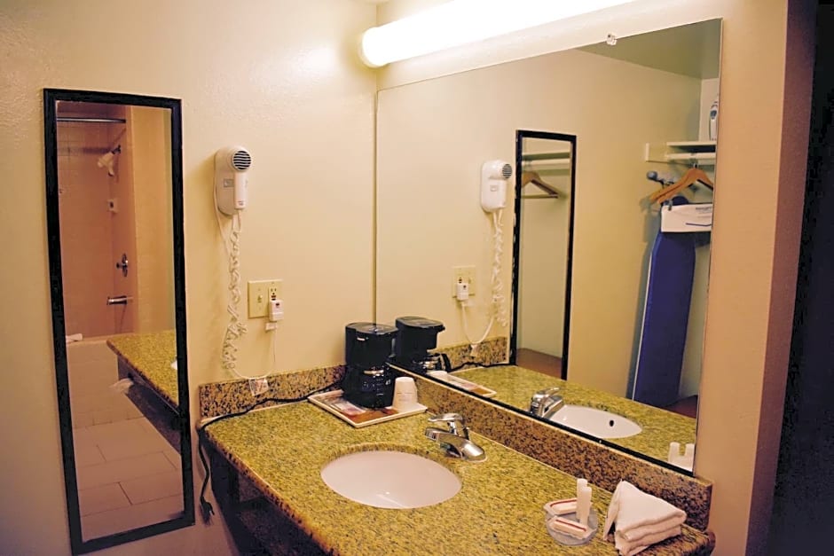 Days Inn by Wyndham Anaheim Near the Park