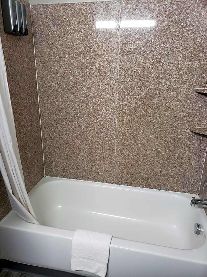 Days Inn & Suites by Wyndham Cleburne TX