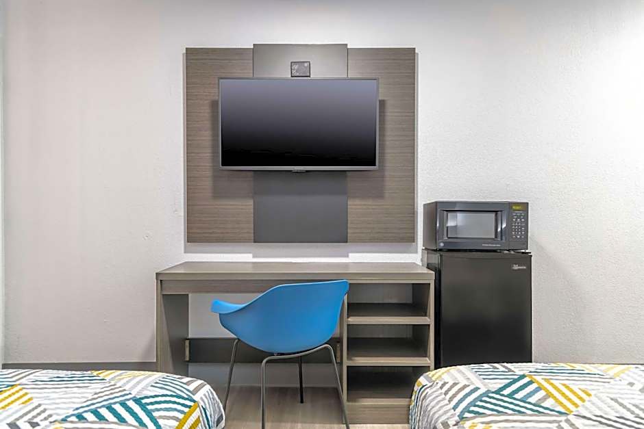Home 6 Motel