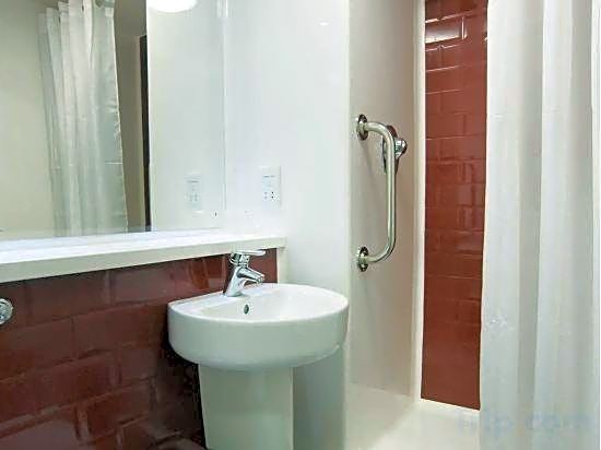 Travelodge Dundee Strathmore Avenue