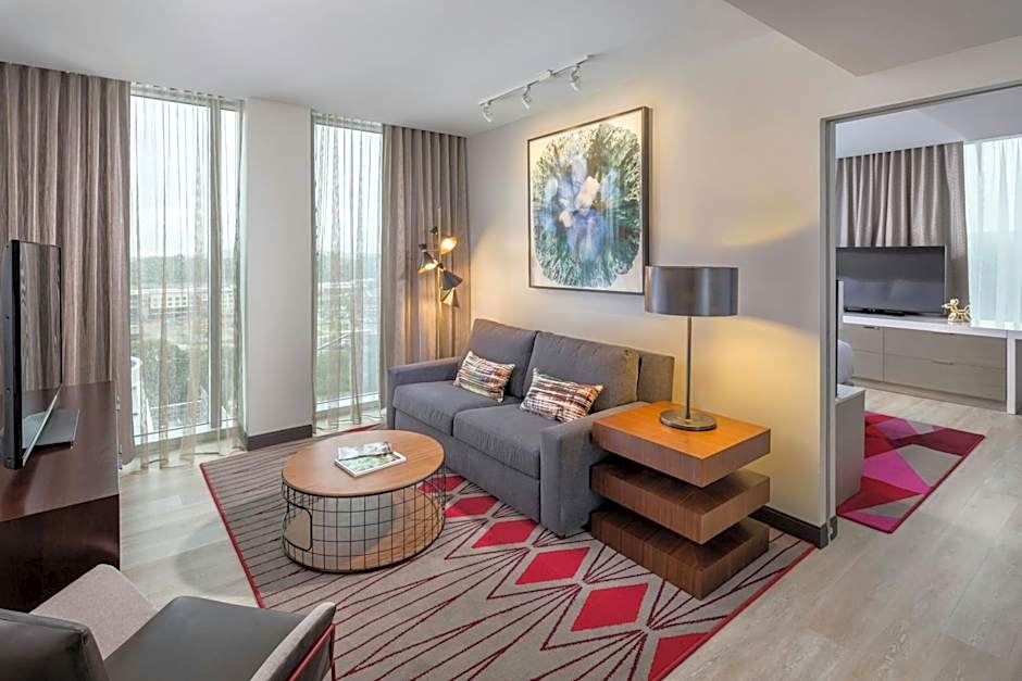 Foto 1 di 5 di 1 King Bed with Sofabed Suite, City View