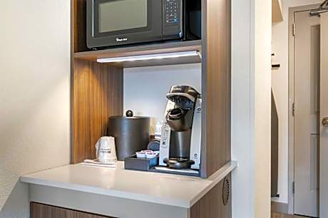 King Room with Roll-In Shower - Mobility Accessible