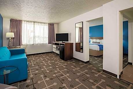 1 King Bed 2-Room Suite Non-Smoking