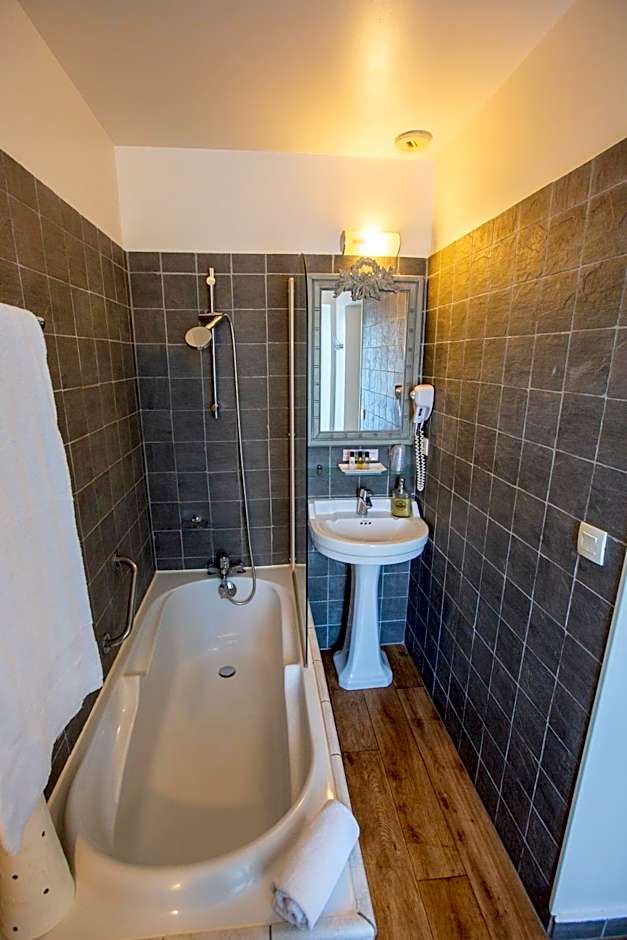 Hôtel Traiteur Les Ormes, The Originals Relais