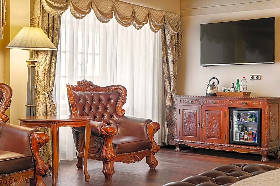 Iron Gate Hotel & Suites