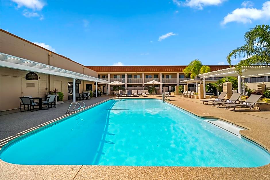 Best Western Plus Hilltop Inn