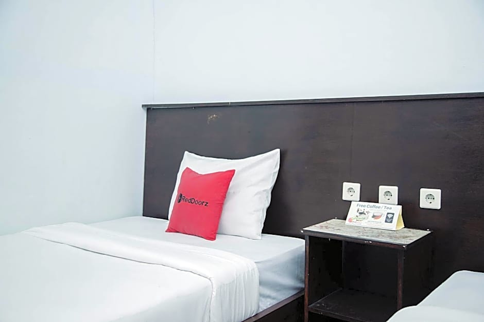 RedDoorz at Hening Homestay