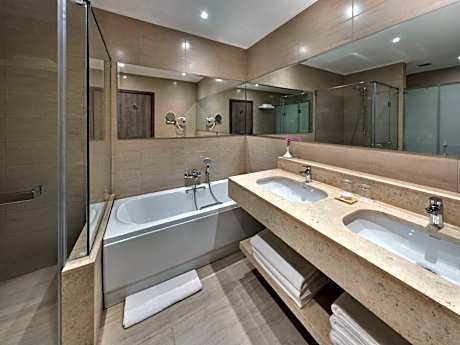 Deluxe Family Swim Up