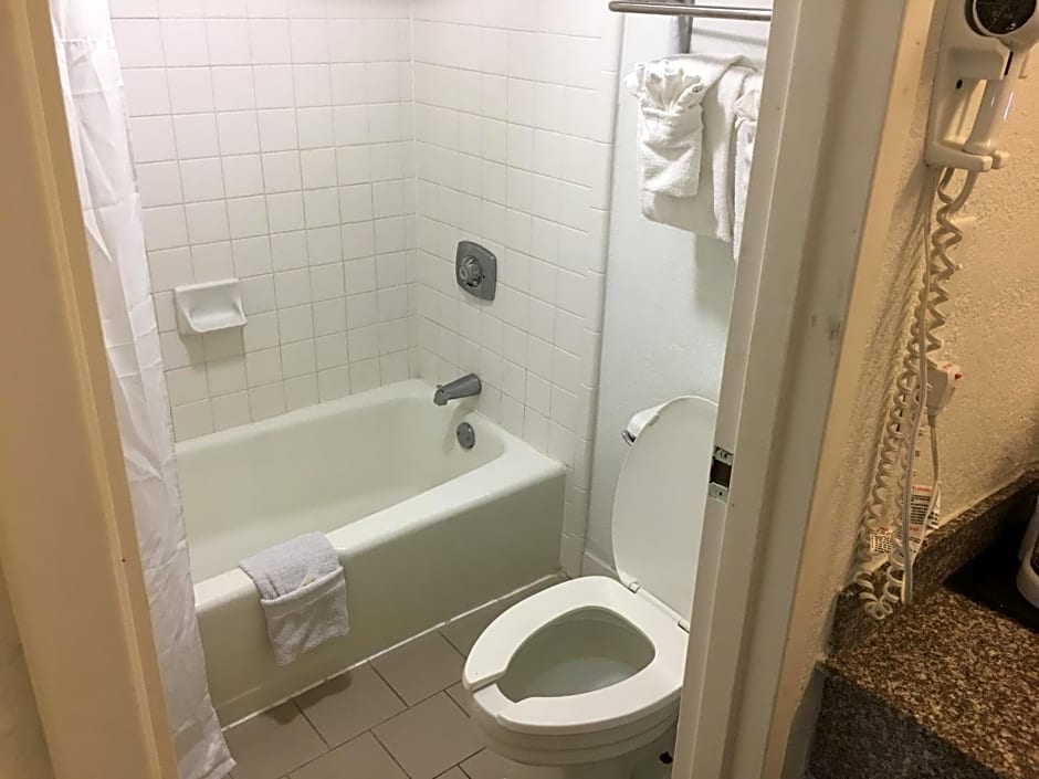 Days Inn & Suites by Wyndham Mobile
