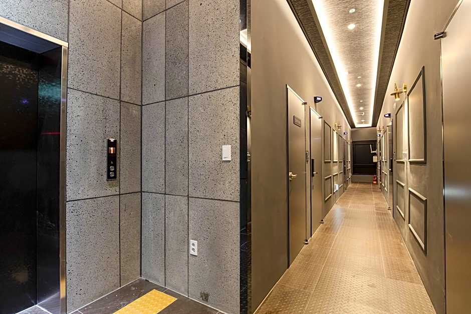 Hotel Hermes at Yongin Everland Station