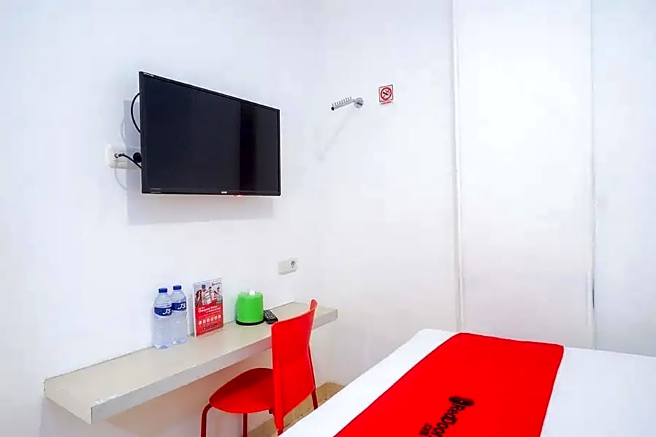 RedDoorz near Mall Ratu Indah 3