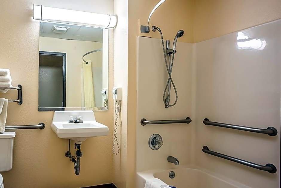 Super 8 by Wyndham Galesburg