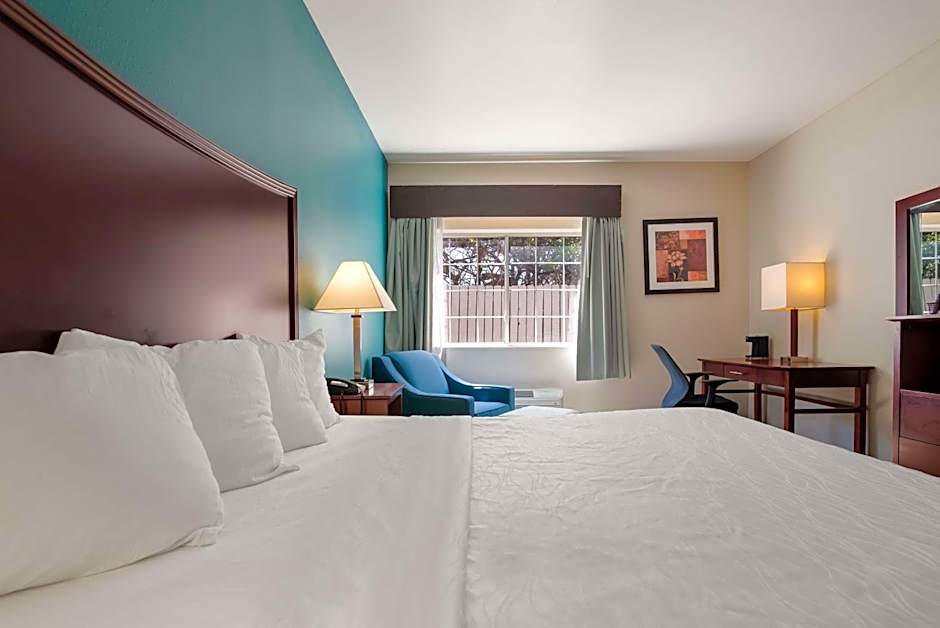 SureStay Plus by Best Western Topeka Northwest