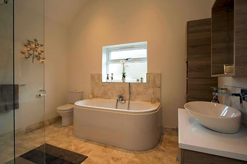 Rie's Retreat- The Gold Room