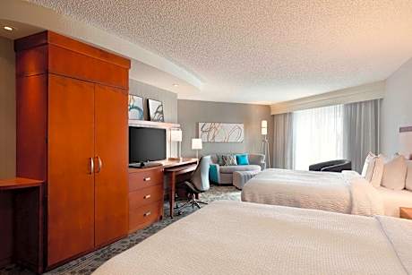 Larger Guest room, 2 Queen, Sofa bed