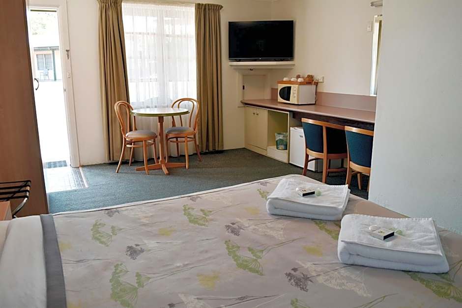 Ten Dollar Town Motel