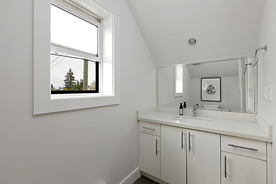 Newly built Laneway Home 1 BD Centrally located