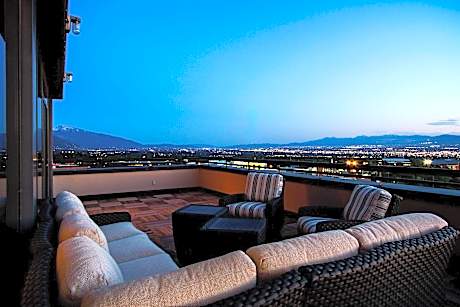 M Club level, Hospitality Suite, 1 King, Sofa bed, Balcony