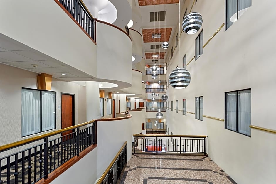 Wyndham Garden Baronne Plaza