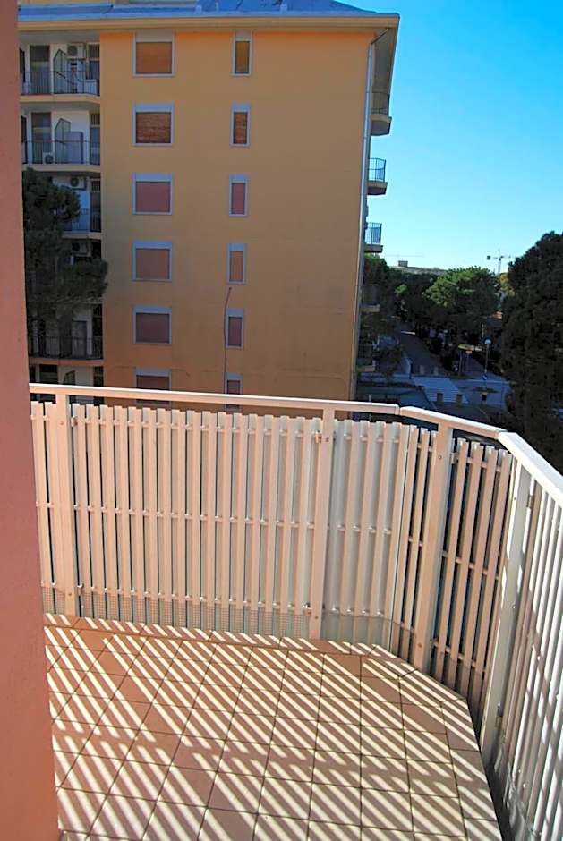 One-bedroom flat with balcony and AC