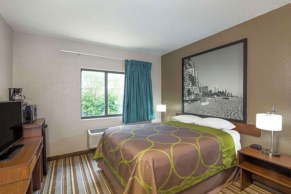 Photo 1 of 4 of 1 Queen Bed, Smoking