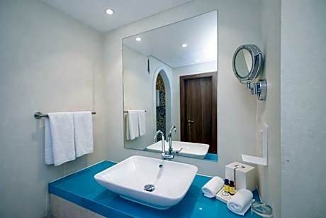 Deluxe King Room with Partial Haram View