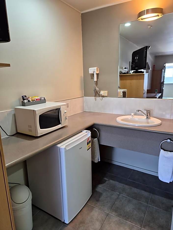 Landmark Manor Motel