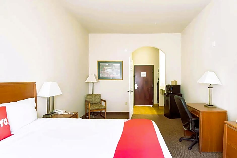 OYO Townhouse Clute Lake Jackson