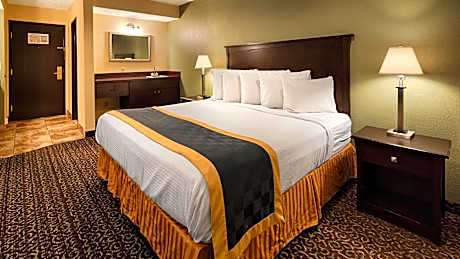 Suite-1 King Bed, Non-Smoking, High Speed Internet Access, Whirlpool, Microwave And Refrigerator, So