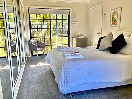 1 Queen Bed, Garden View