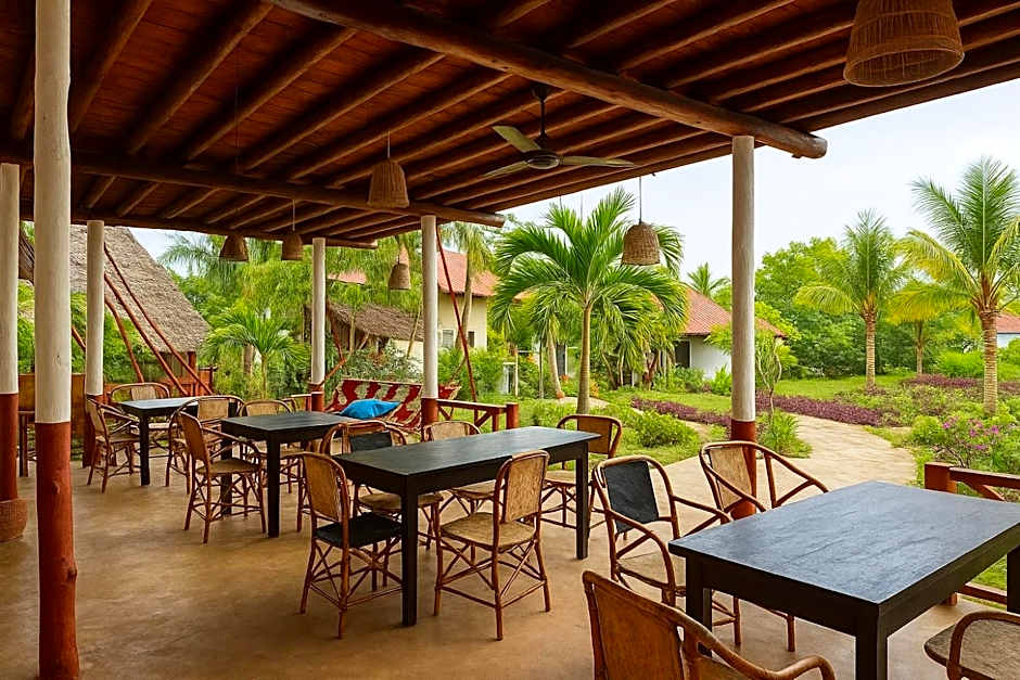 Tropinest bungalows & hostel