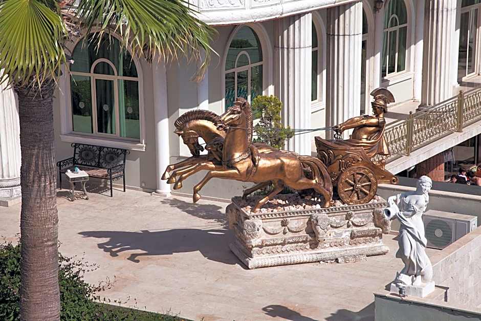 LAUR HOTELS Experience & Elegance