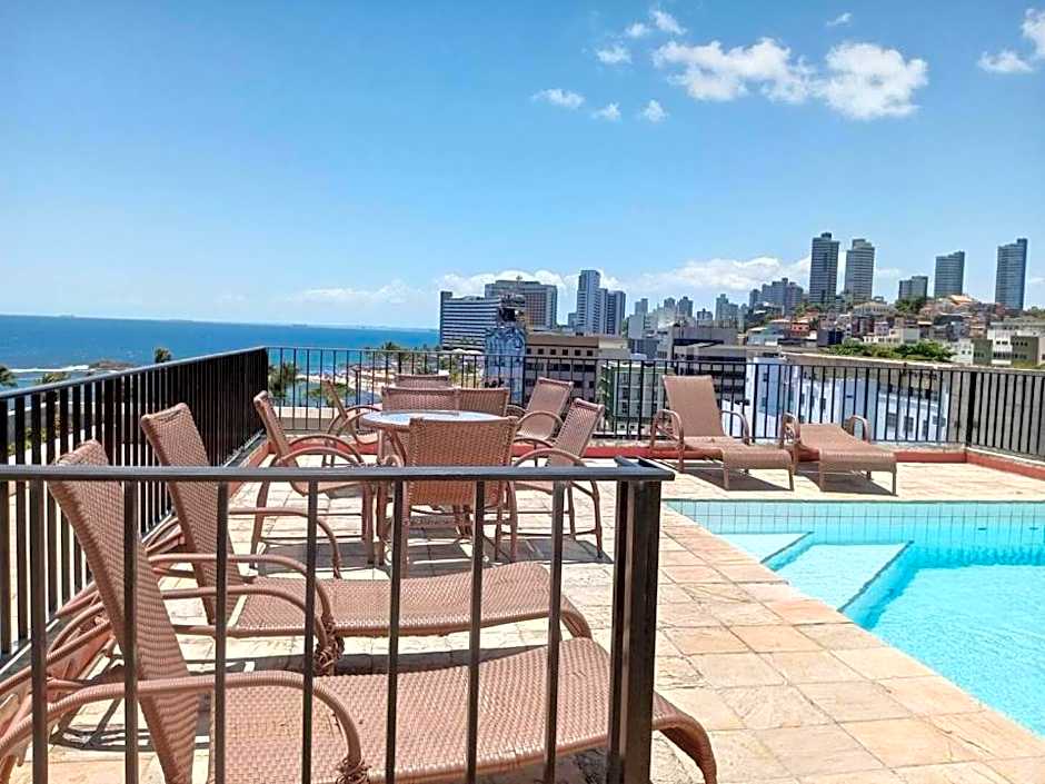 Lindo e Econômico, 2min da praia, perto Farol da Barra