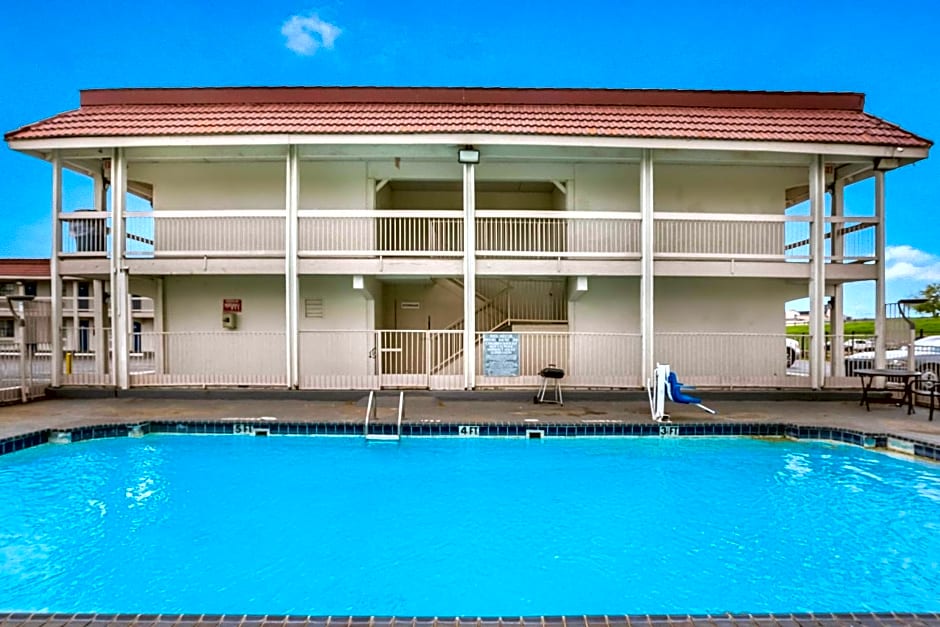 Motel 6 Dallas Market Center