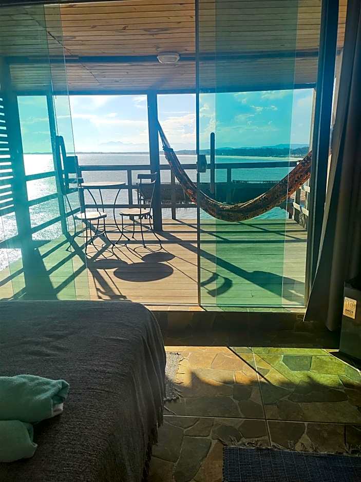 Pousada Marambaia Café - Praiana, econômica, Com café da manhã, piscina e hidromassagem ao ar livre - Frente para o mar