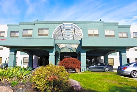 American Inn & Suites