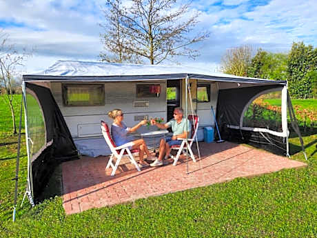 Ruime caravan op gezellige minicamping